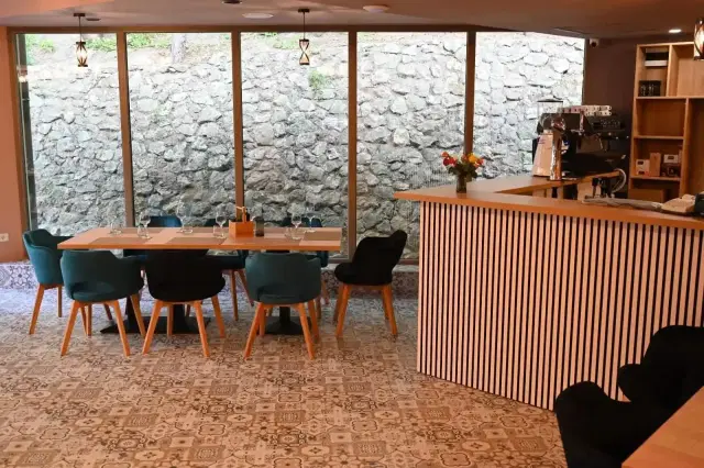 Restaurant H