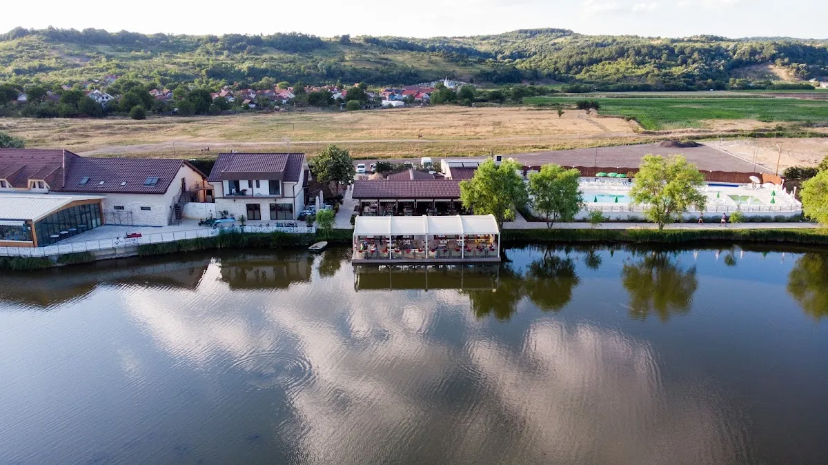 Camelot Resort, HUSASĂU DE CRIȘ