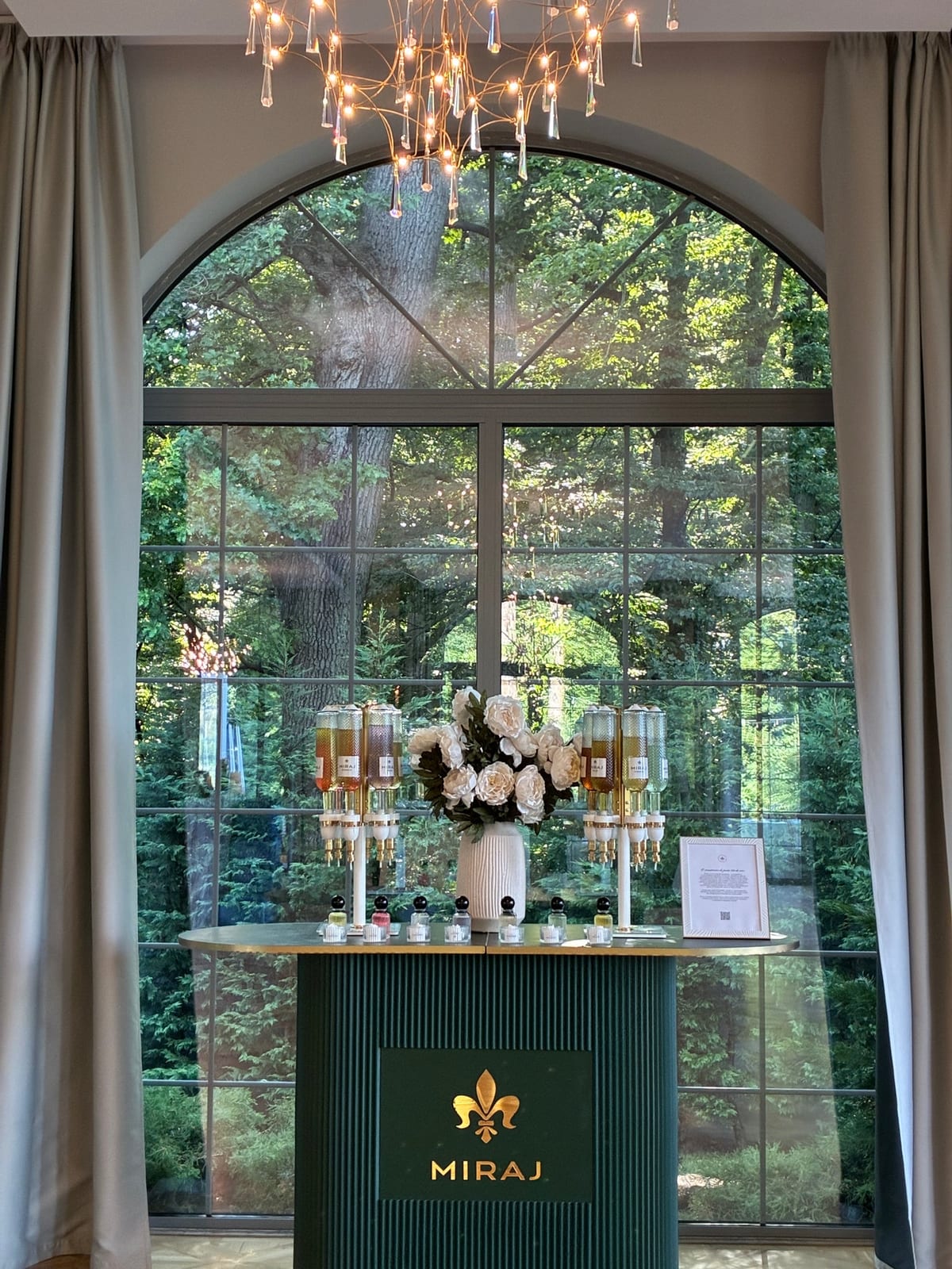 Perfume Bar Miraj montat într-un salon de evenimente